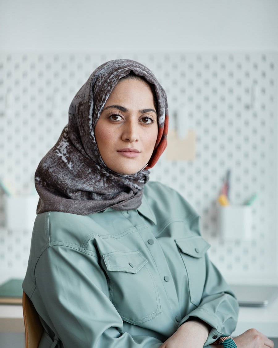 مديرة العمليات بحجاب رسمي